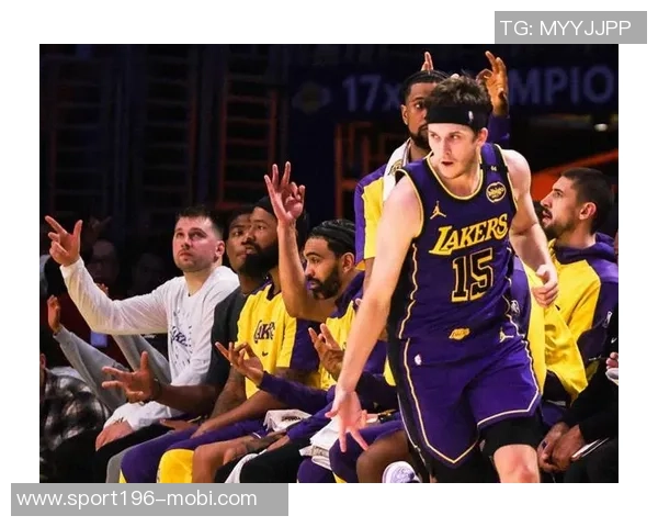 东契奇与里夫斯联手发威勇士油漆区内线防守漏洞显著