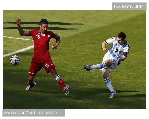 梅西在补时阶段单刀突袭被迅速回追的防守球员成功破坏